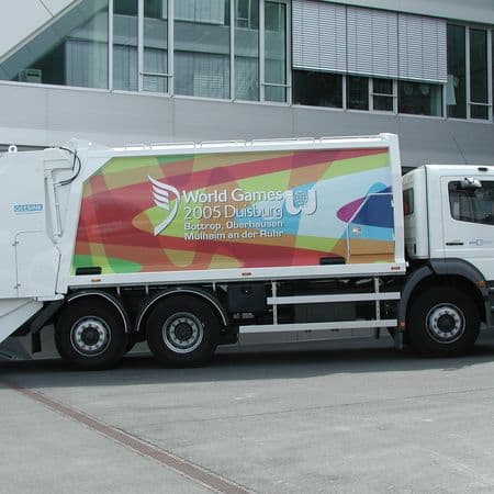 Weißes Müllfahrzeug mit dem Logo der World Games 2005 beklebt