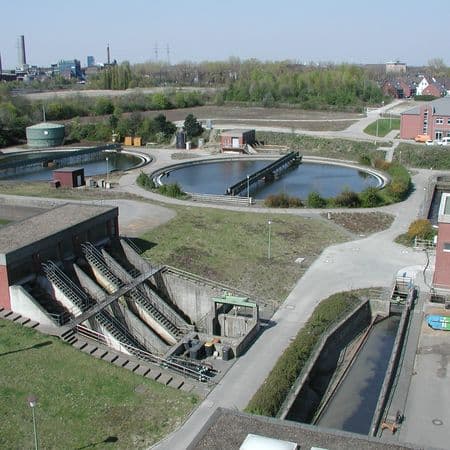 Kläranlage Huckingen mit Klärbecken und großen Schnecken in der Ansicht von schräg oben