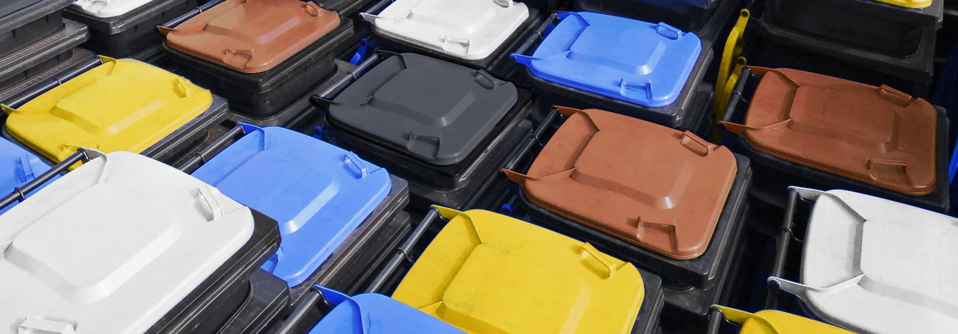 Viele verschiedene Abfallbehälter von oben fotografiert