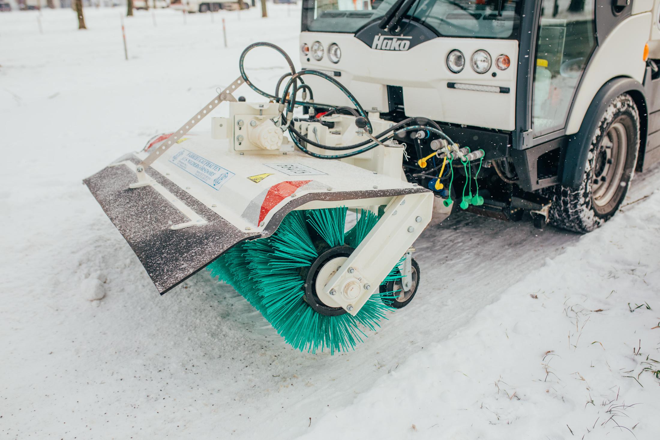 Kehrmaschine mit Winterdienstaufsatz