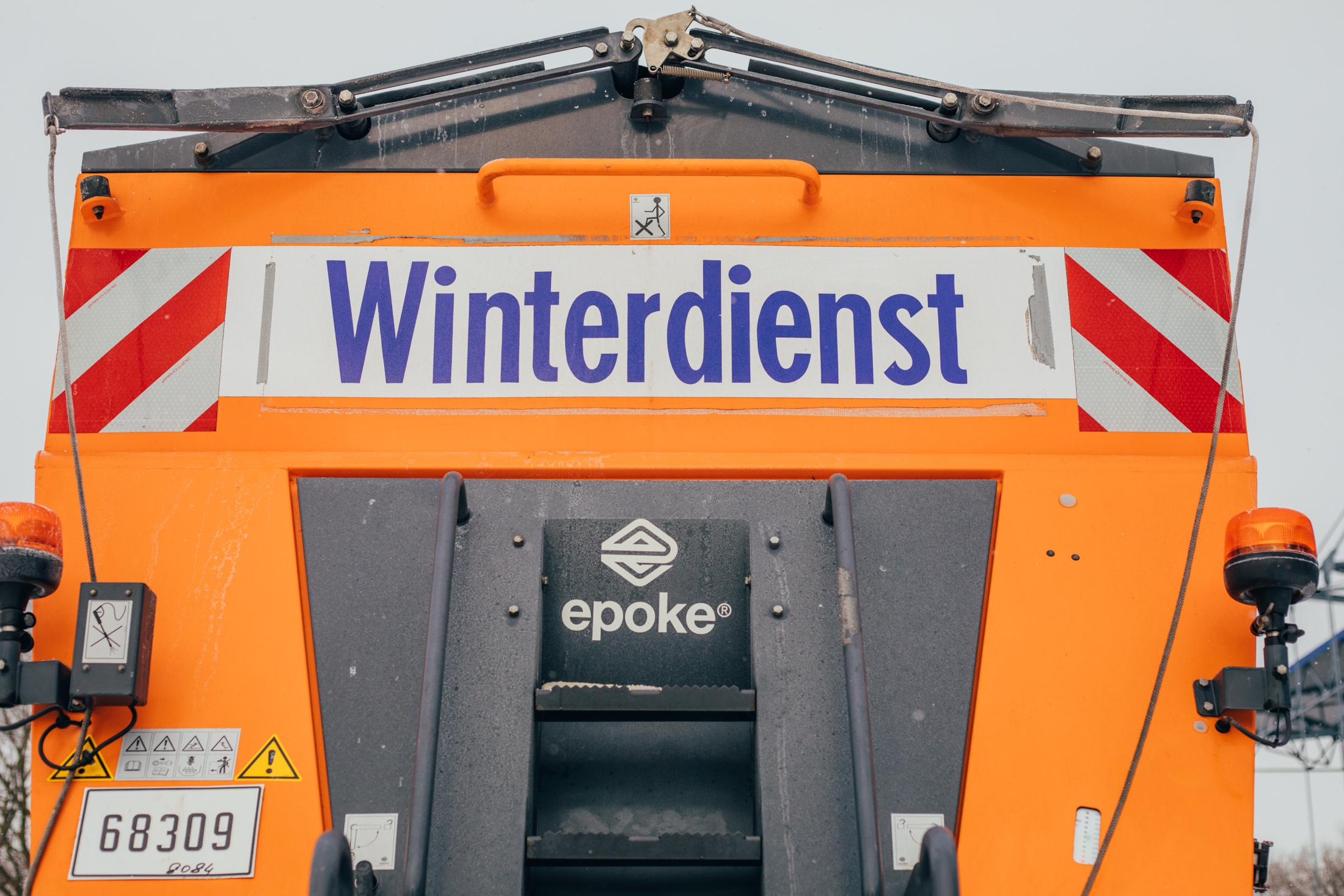 Rückseite eines Winterdienstfahrzeugs