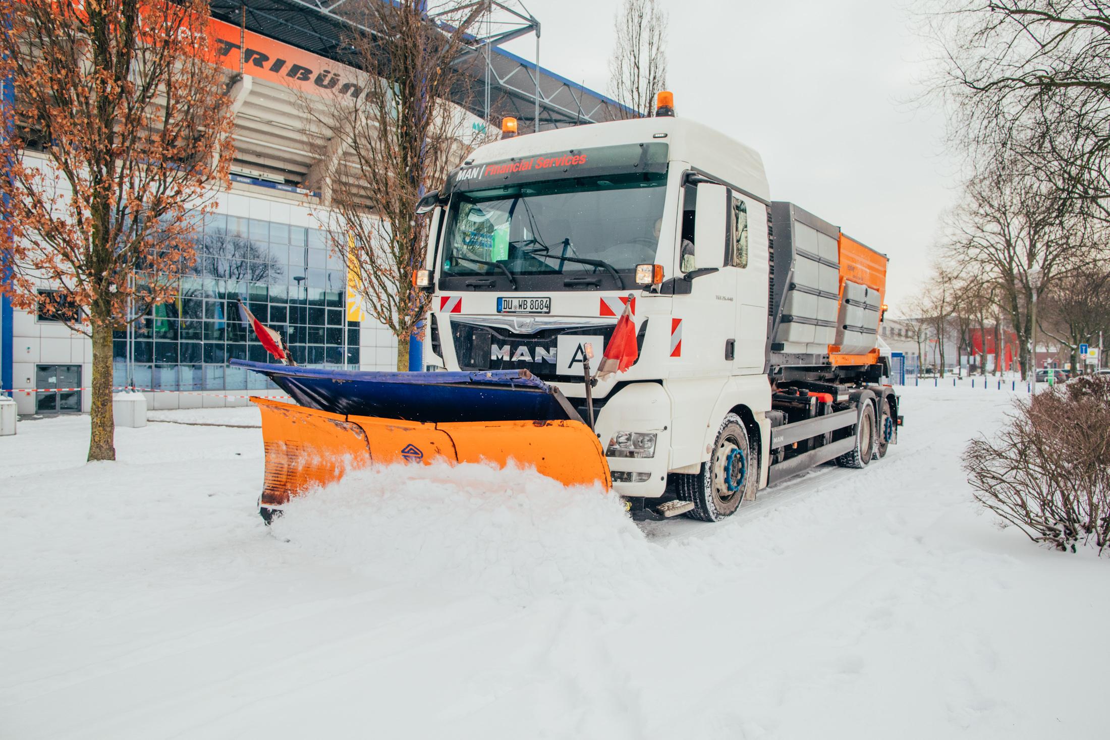 Winterdienstfahrzeug, das vor der MSV Arena Schnee räumt