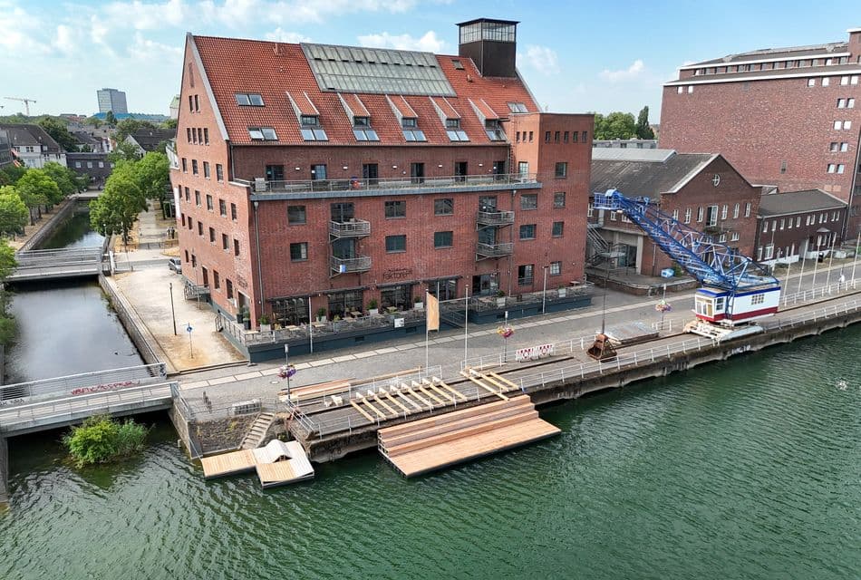 Holzaufbau für DuisPool im Duisburger Innenhafen. Gebäude im Hintergrund