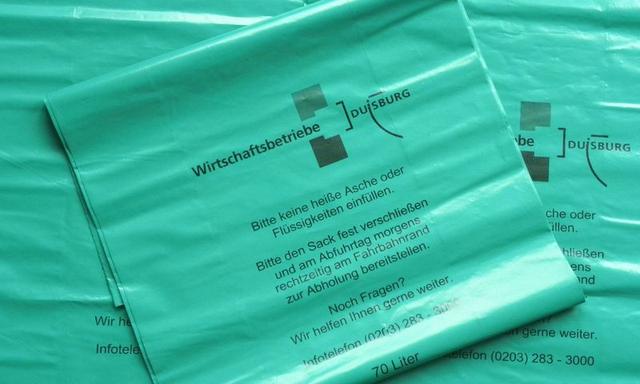 Leerer, grüner Abfallsack der Wirtschaftsbetriebe Duisburg