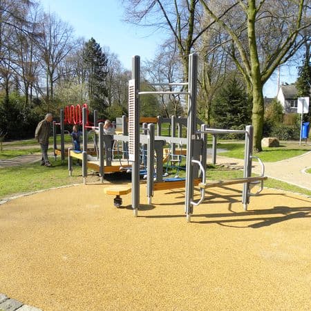 Neu eröffneter Spielplatz mit Spielgeräten und Grün