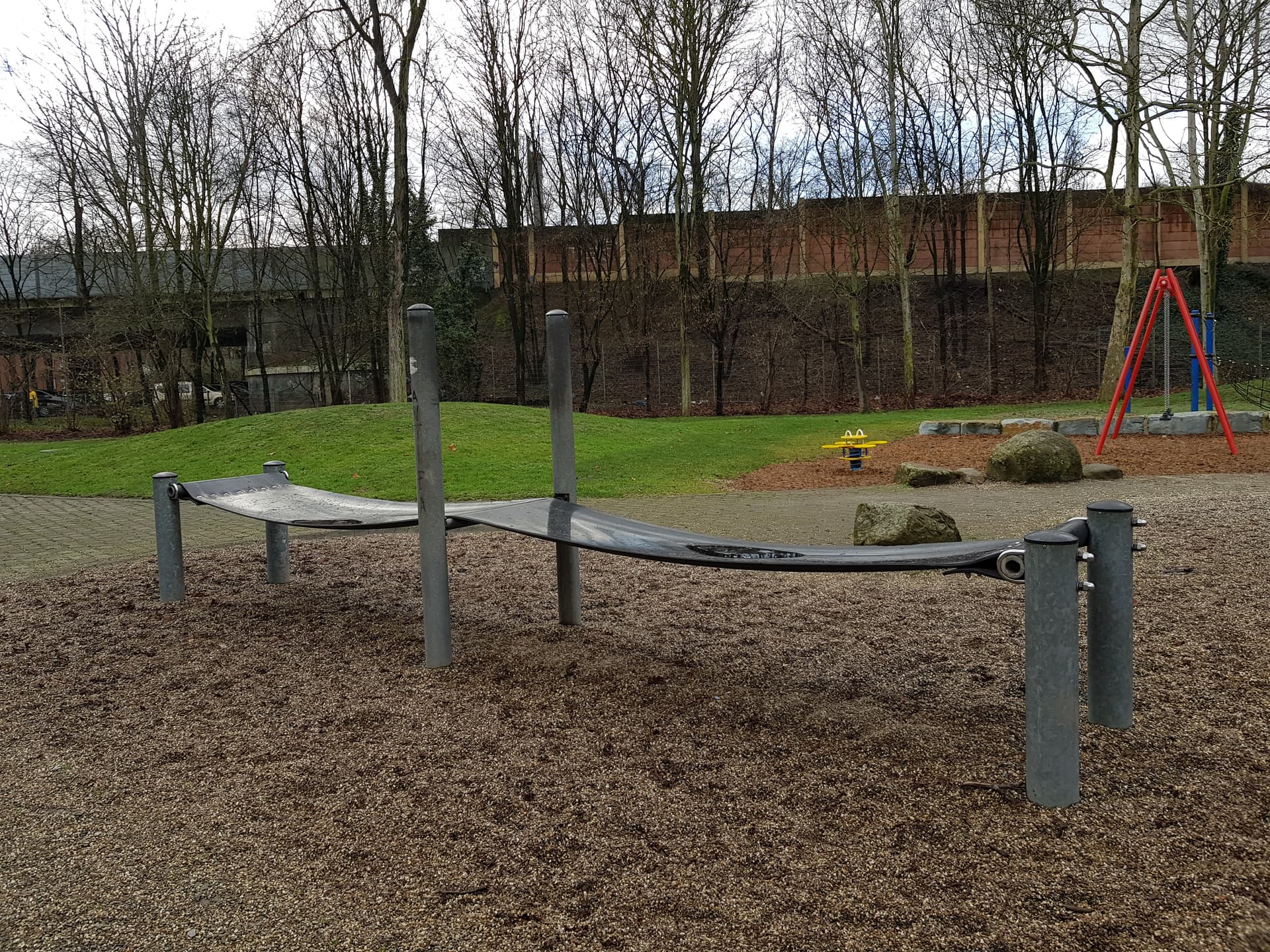 Eine Brücke als Spielgerät auf einem Spielplatz