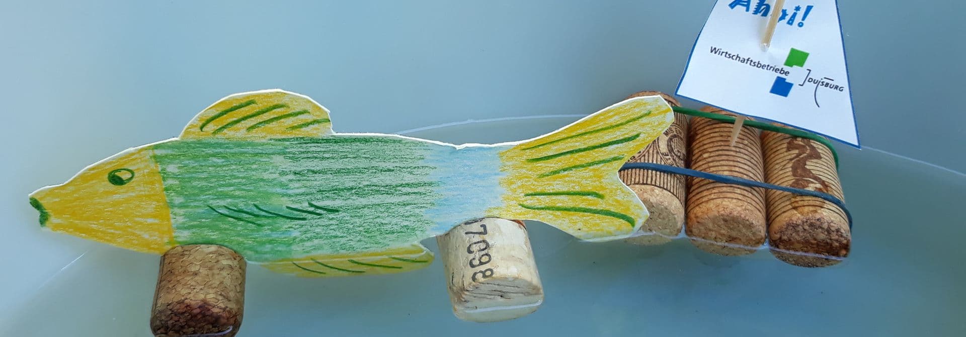 Materialsammlung Papierfisch mit Korkenschiff