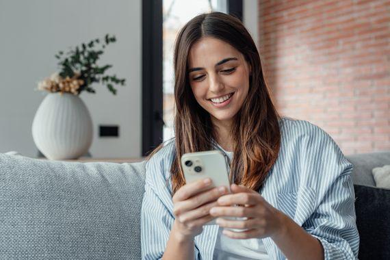 Frau schaut auf Smartphone