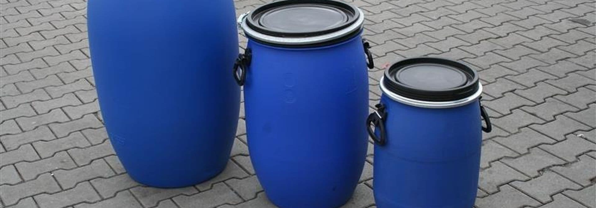 Blaue Fasstonnen