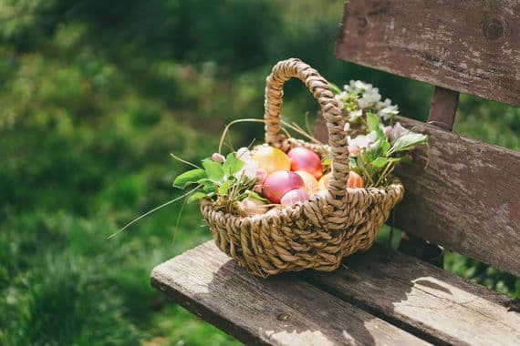 Korb mit Ostereiern Korb mit Ostereiern auf einer Bank