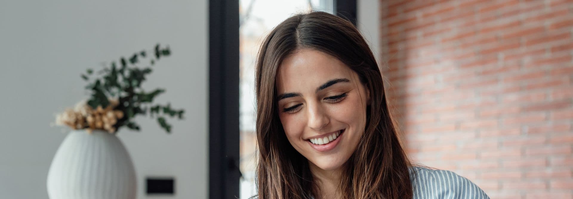 Downloads Frau schaut auf Smartphone