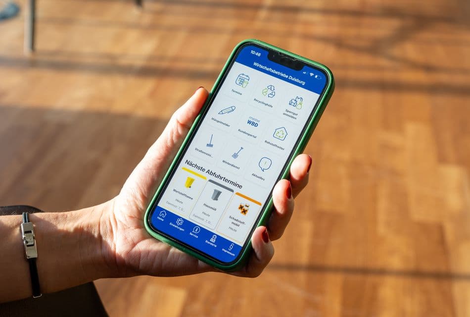WBD App WBD App Ansicht auf einen Smartphone, das in einer Hand gehalten wird.