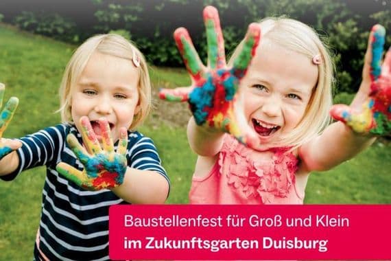 Tag der IGA Zwei Kinder zeigen ihre mit bunter Farbe beschmierten Hände