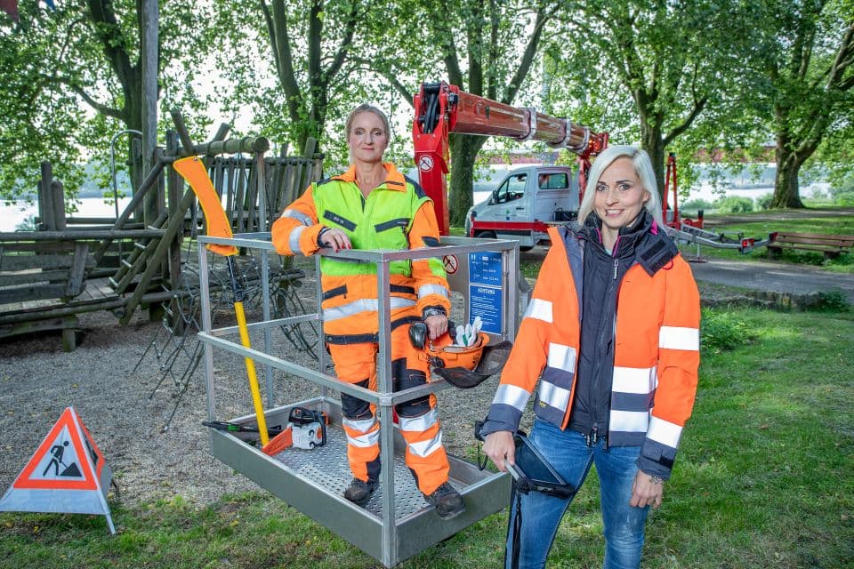Baumpflege Zwei Mitarbeiterinnen der Baumpflege bei der Arbeit