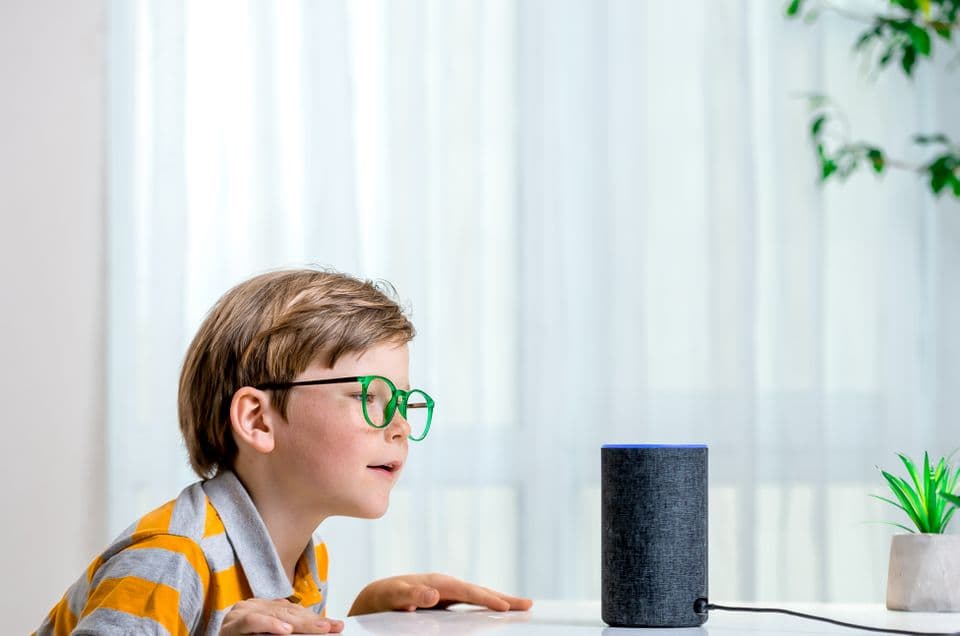 Alexa Junge schaut auf Echo Dot