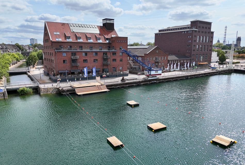 DuisPool DuisPool mit Gebäude am Innenhafen Duisburg