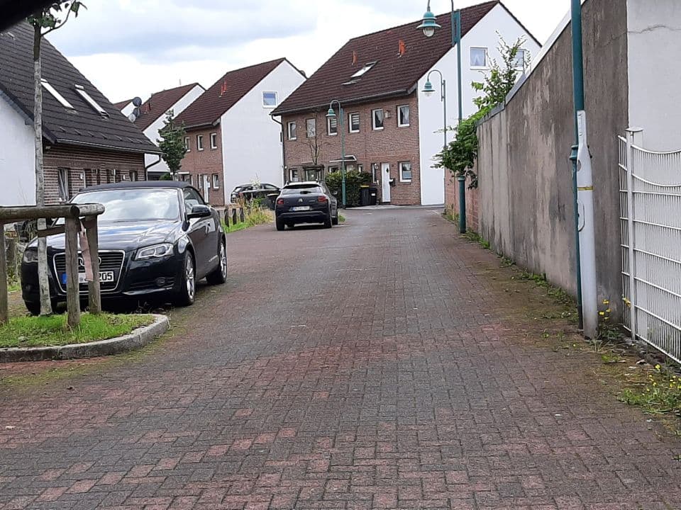 Enge Straße Enge Straße, in der ein Abfallsammelfahrzeug nicht mehr rückwärts fahren darf