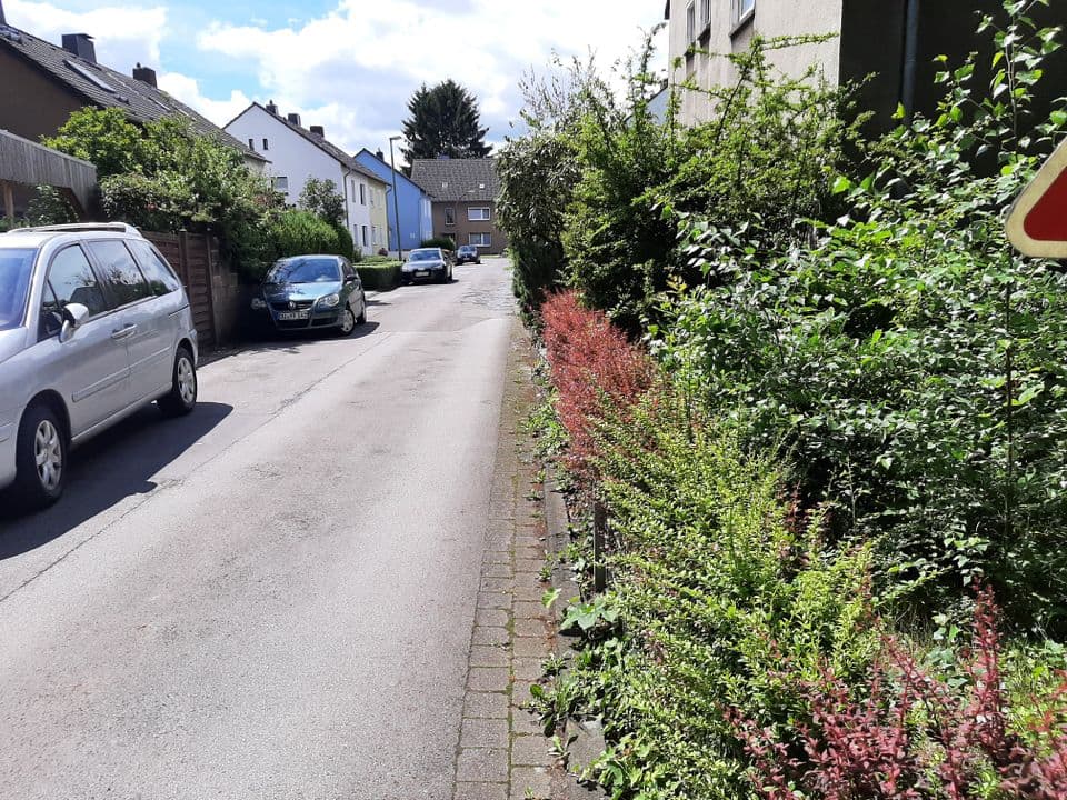 Enge Straße_2 Enge Straße mit Autos, die am Straßenrand stehen