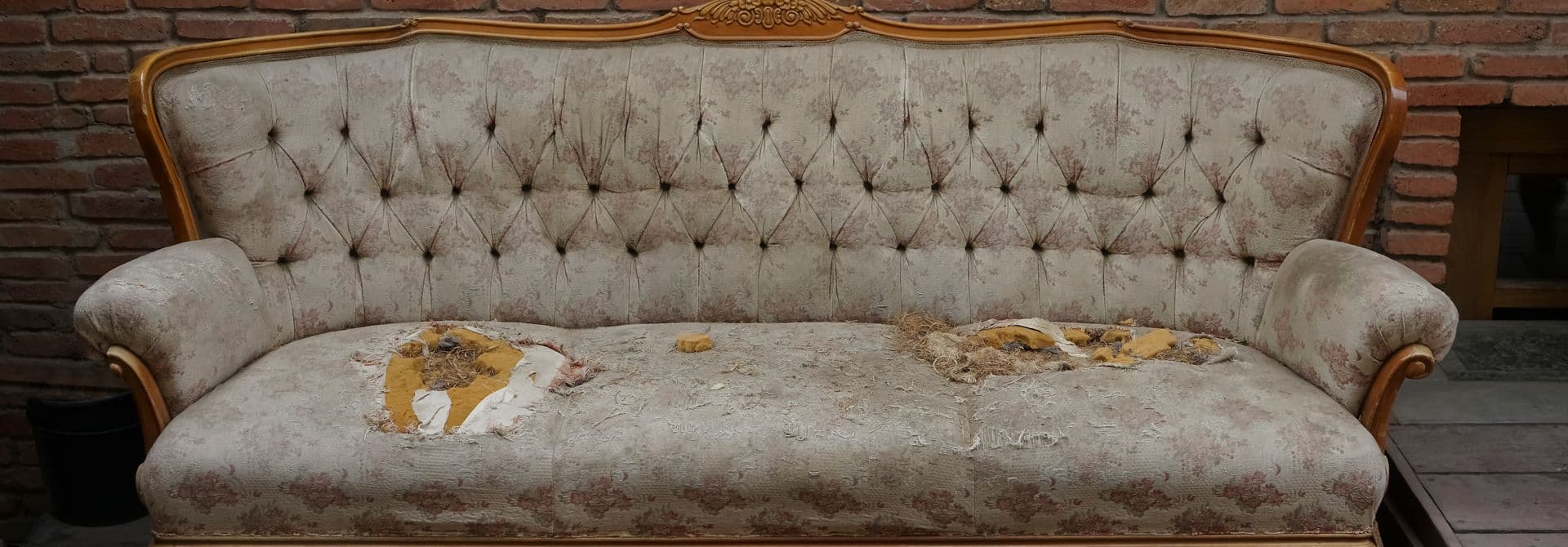 Sofa altes, zerschlissenes Sofa