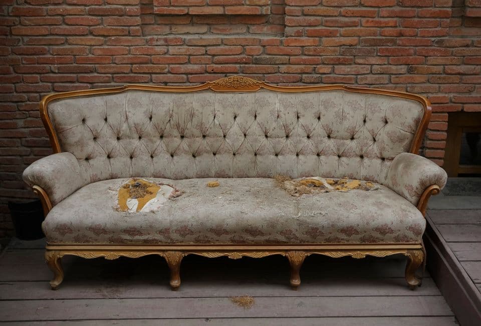 Sofa altes, zerschlissenes Sofa