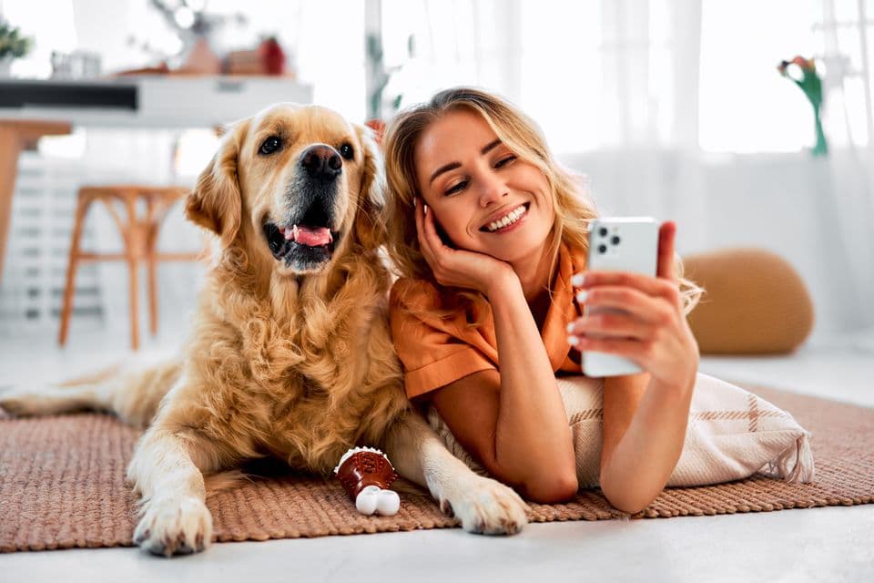 WBD App Frau mit Hund und Handy