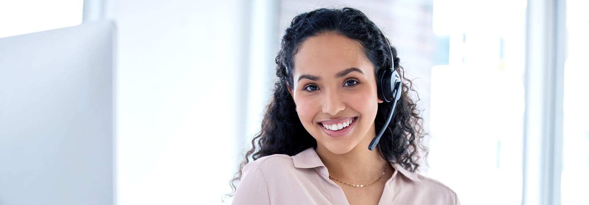 Frau mit Headset lächelnde Frau mit Headset, ein Büro im Hintergrund