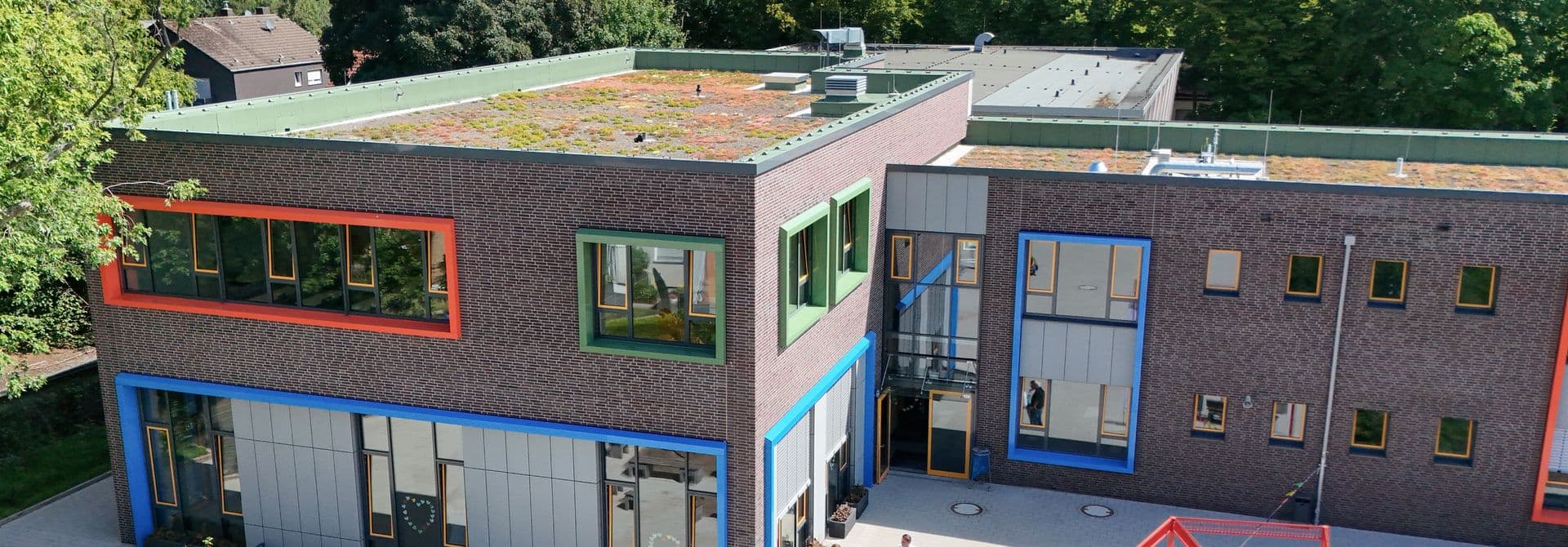 Moderner Lernort mit grüner Dachlandschaft Moderner Lernort mit grüner Dachlandschaft
